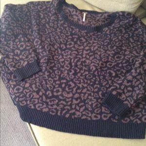 FREE PEOPLE ANIMAL PRINT CROP SWEATER SZ L FREE PEOPLE ANIMAL PRINT CROP SWEATER SZ L