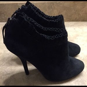 Suede black ankle boots with ruffle.