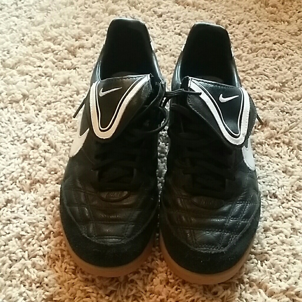 Nike tiempo indoor soccer shoe