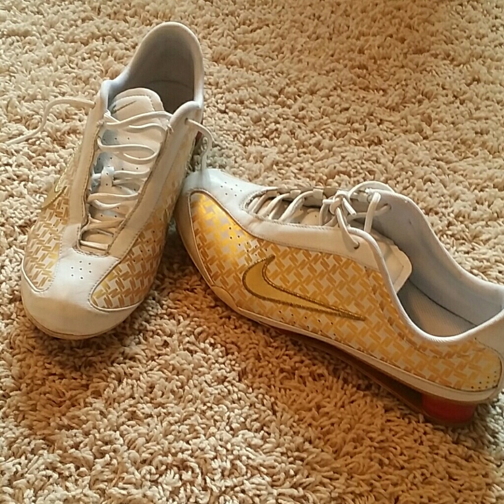 Gold, difficult to find, nike shock tennis shoes