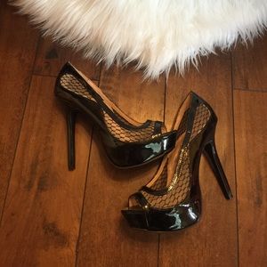 Black platform peep toe pumps patent leather