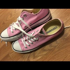 Sz 8 pink women's Converse low tops