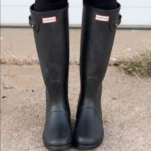 Matte black Hunter rain boots