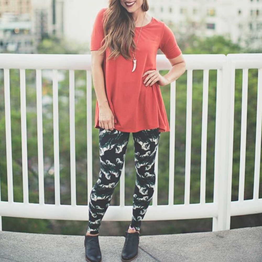 🎉HP🎉 LuLaRoe Perfect T Top