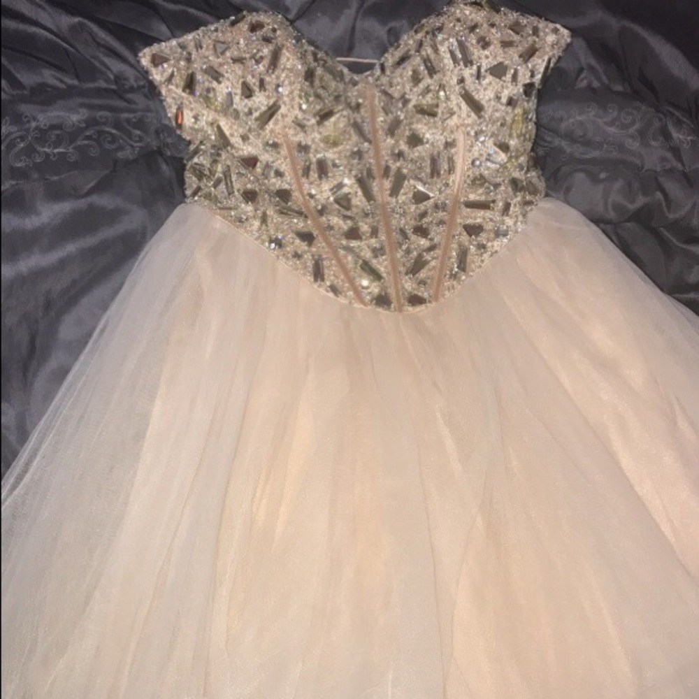 Gorgeous jeweled detail prom/homecoming dress!