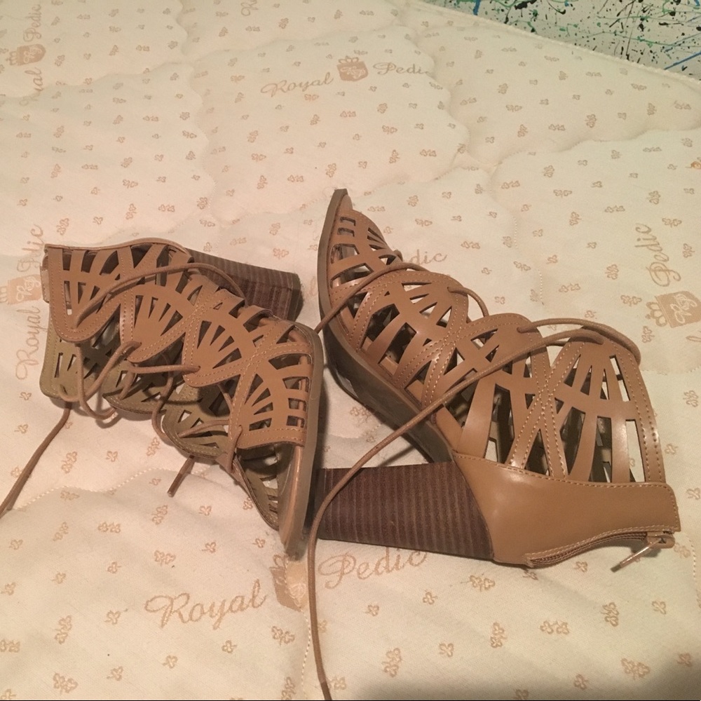 Lace-up beige heels