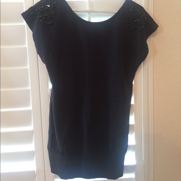 Black top with embellished shoulders and chains - Picture 2 of 3