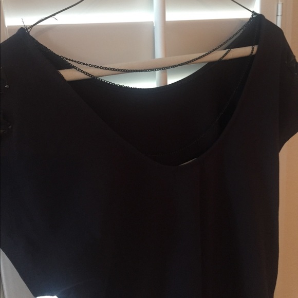 Black top with embellished shoulders and chains - Picture 3 of 3