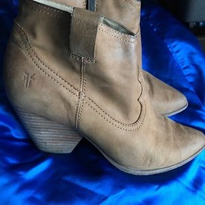 Frye tan leather ankle boots size 7 1/2 Frye tan leather ankle boots size 7 1/2