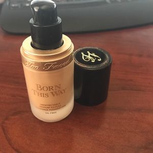 Too Faced Born This Way Foundation - light beige