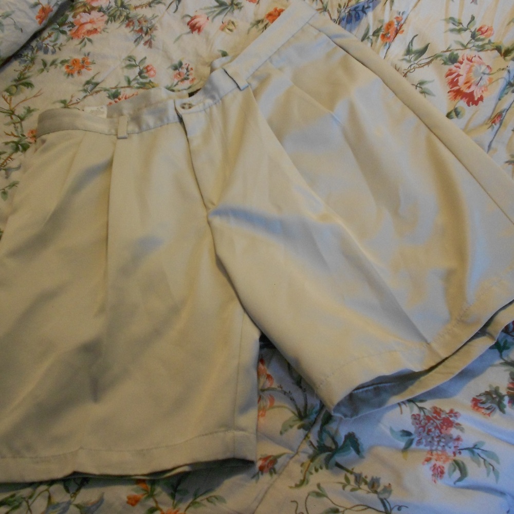 DOCKERS BEIGE PLEATED SHORTS, INSEAM 8 1/4"
