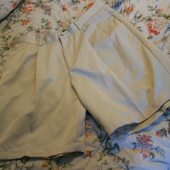 DOCKERS BEIGE PLEATED SHORTS, INSEAM 8 1/4" - Picture 1 of 2