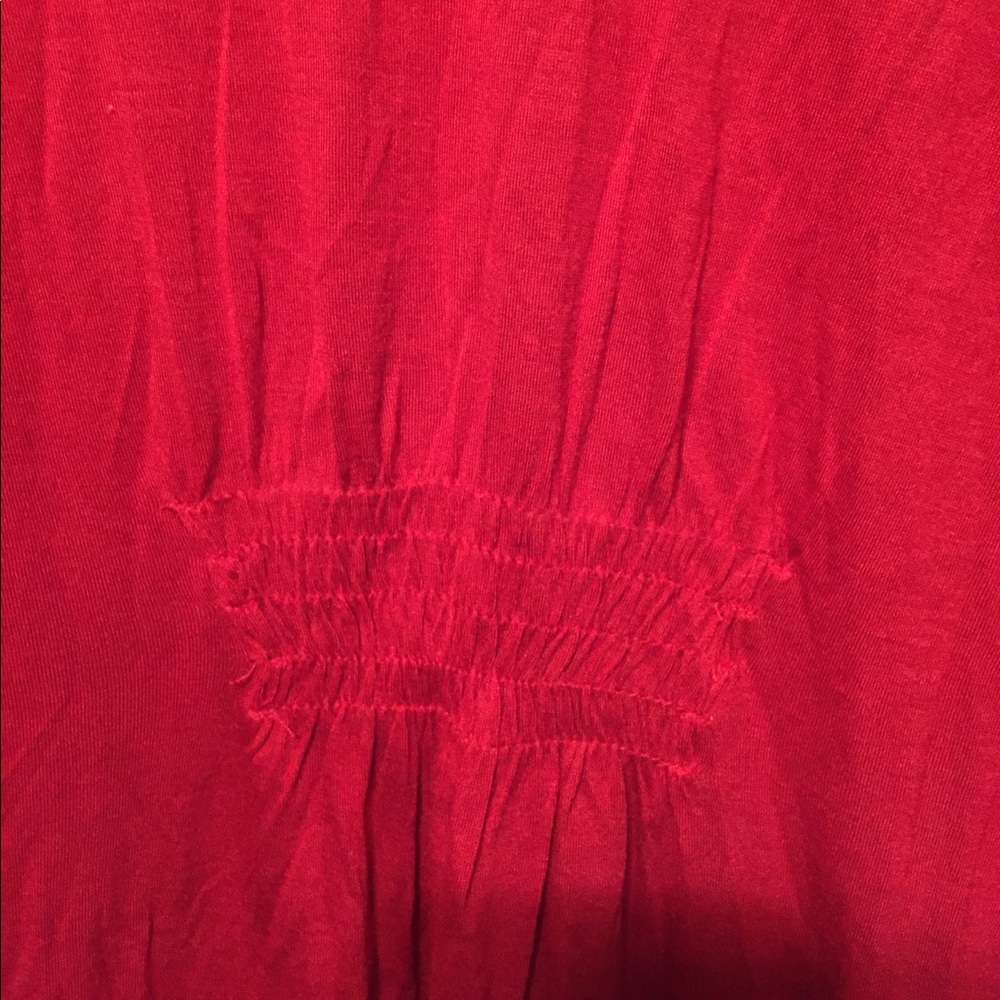 Woman red top - Picture 3 of 4
