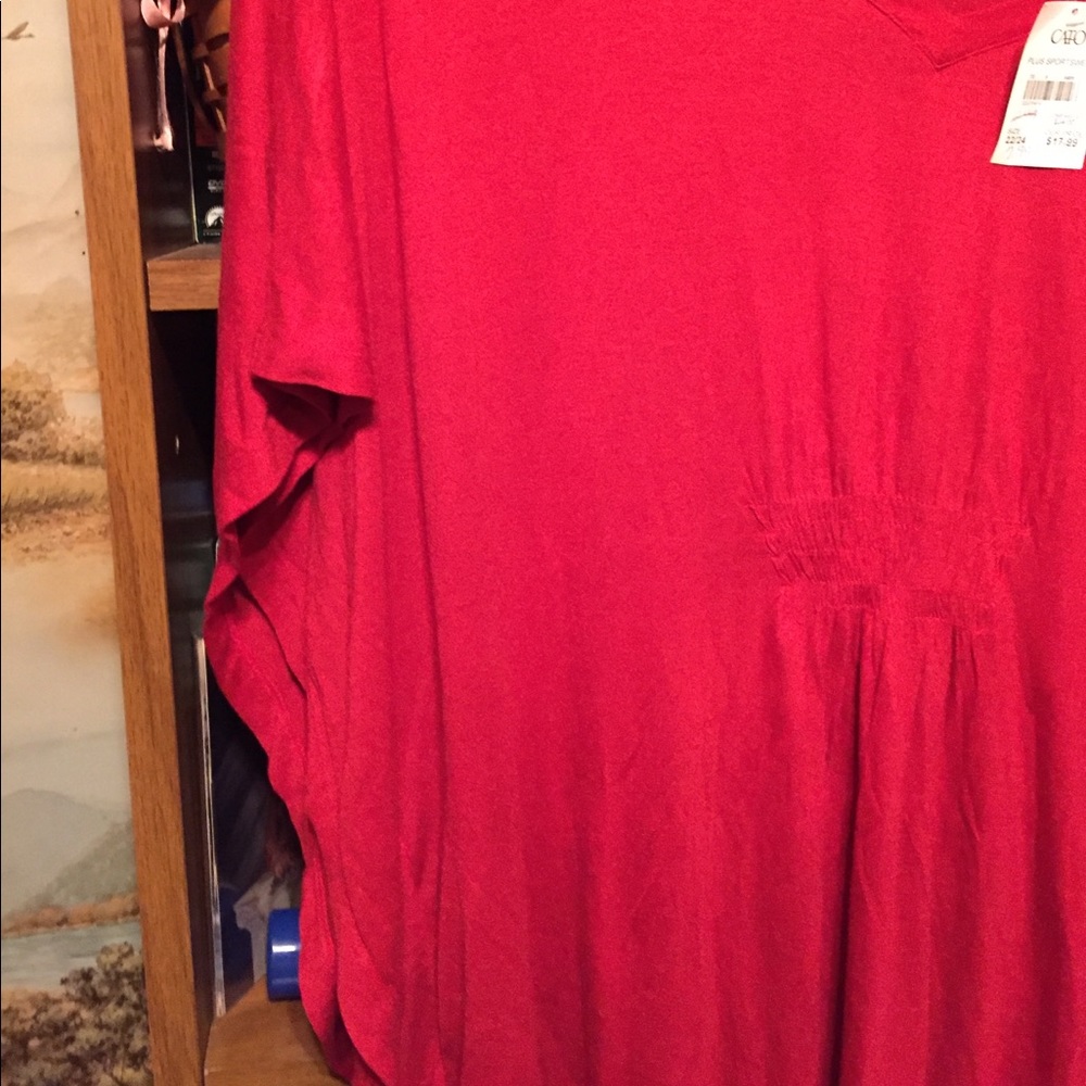 Woman red top - Picture 4 of 4