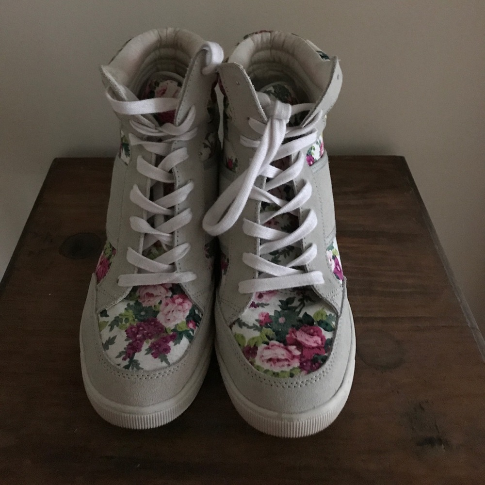 Size 9 floral wedges.