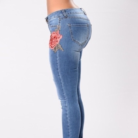 🔥Sale Gorgeous Floral Appliqué Distressed Jeans - Picture 3 of 4
