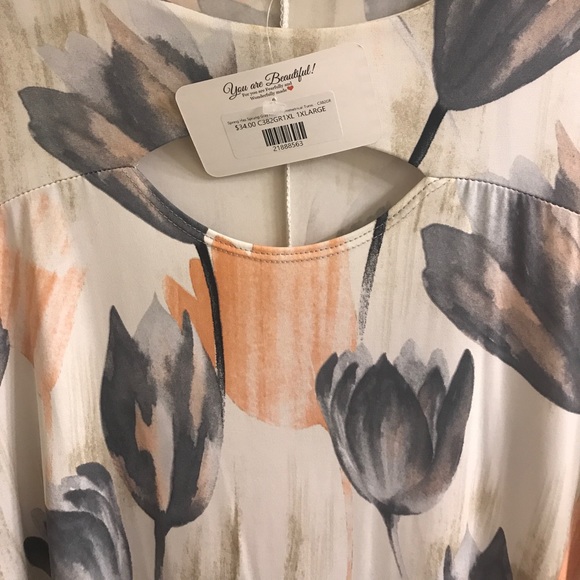 FLORAL TOP + NWT - Picture 2 of 3