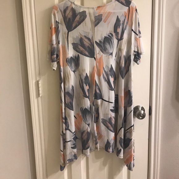 FLORAL TOP + NWT - Picture 3 of 3