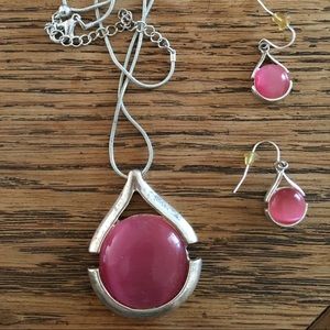 1 Necklace, 1 Earring Set