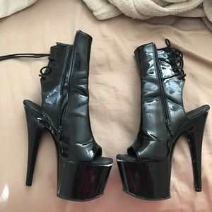 PLEASER 7 IN PLATFORM BOOTIE