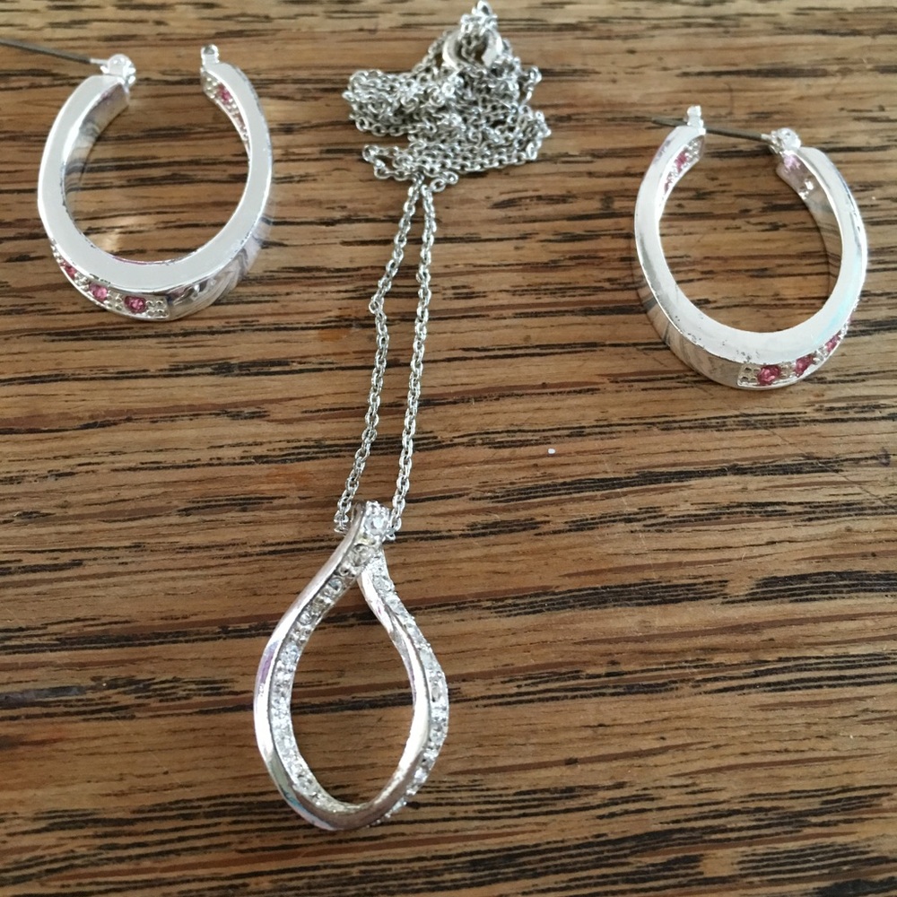 1 Necklace, 1 Earring Set