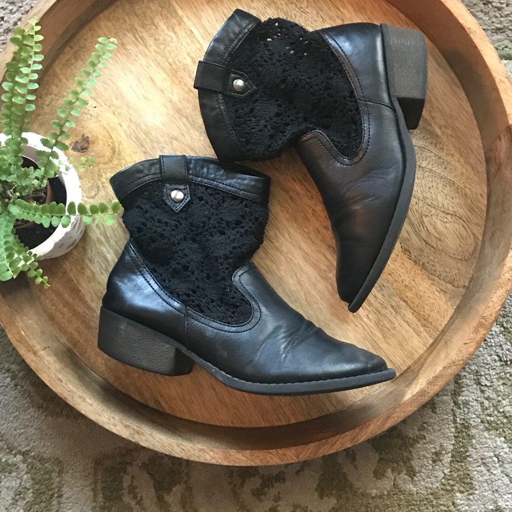 Size 4Y black boot