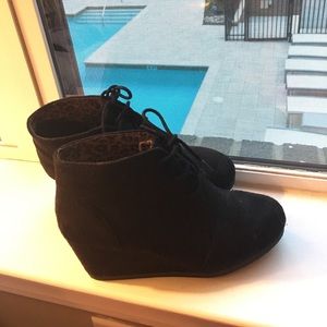 Black wedges