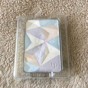 Cle de peau Luminizing Face Enhancer Highlighter11
