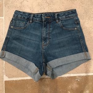 Women's Zara SZ 2 jean shorts Women's Zara SZ 2 jean shorts