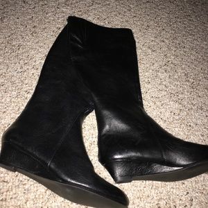 (NEW)Black leather  zip up the back boots