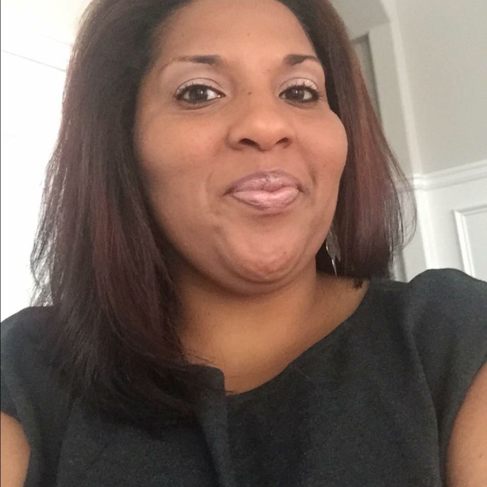 Meet your Posher, Akia