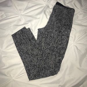 Black and white lululemon yoga pants