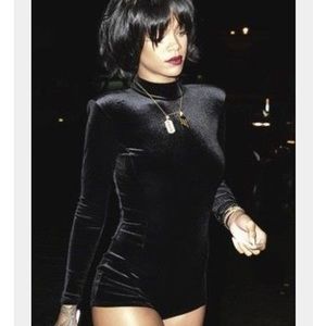 Sleeved mocked neck velvet skinny jumpsuit COSTUME Sleeved mocked neck velvet skinny jumpsuit COSTUME