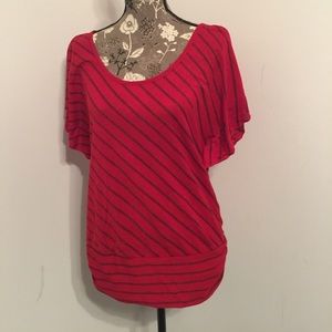 Like New Red Top - Medium Like New Red Top - Medium
