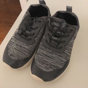 Black/ gray toddler gym shoes