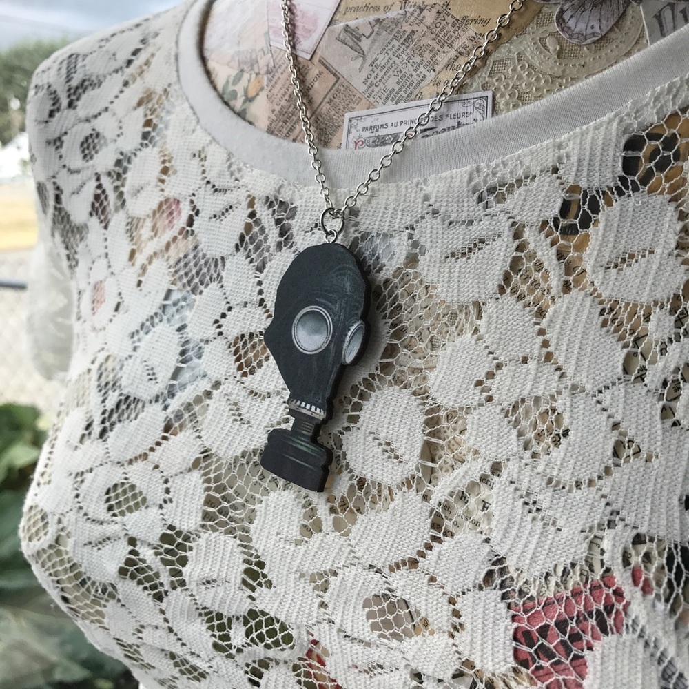 Black Gas Mask Necklace🖤 - Picture 2 of 3