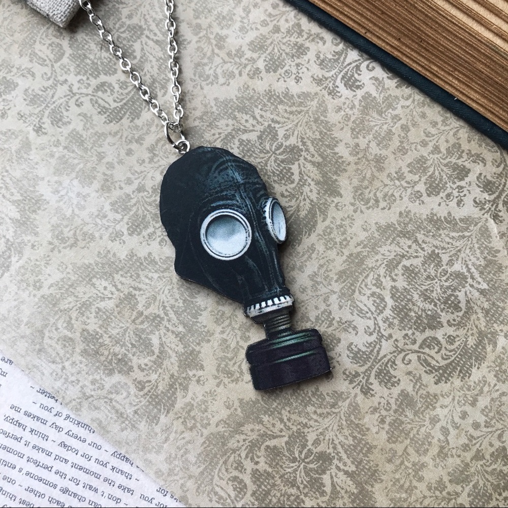 Black Gas Mask Necklace🖤 - Picture 3 of 3
