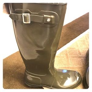 Stylish women's designer HUNTER rain boots!