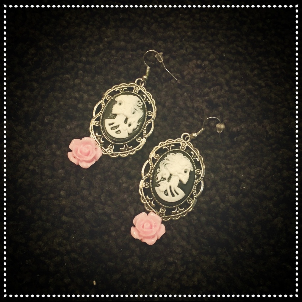 GOTHIC CAMEO EARRINGS!