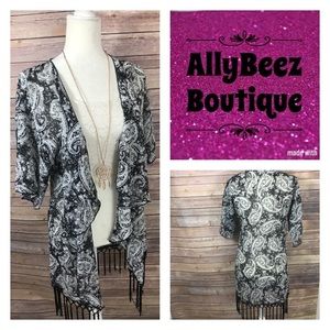 Lularoe Monroe w/ black & white paisley small