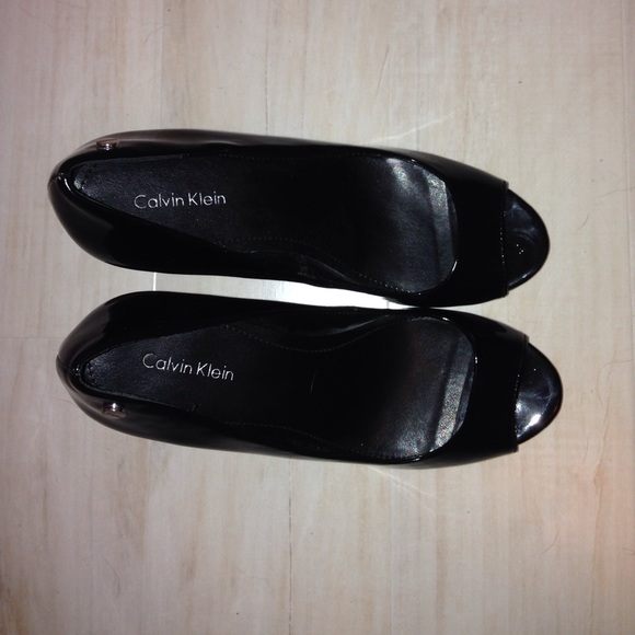 Glossy black Calvin Klein heels size 5-6 - Picture 2 of 3