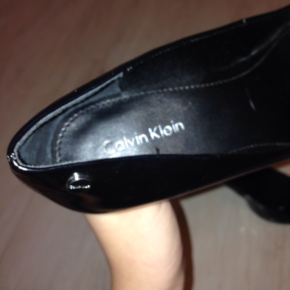 Glossy black Calvin Klein heels size 5-6 - Picture 3 of 3