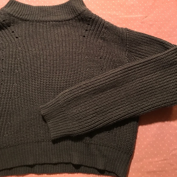 Kendall&Kylie Cropped Sweater - Picture 4 of 4