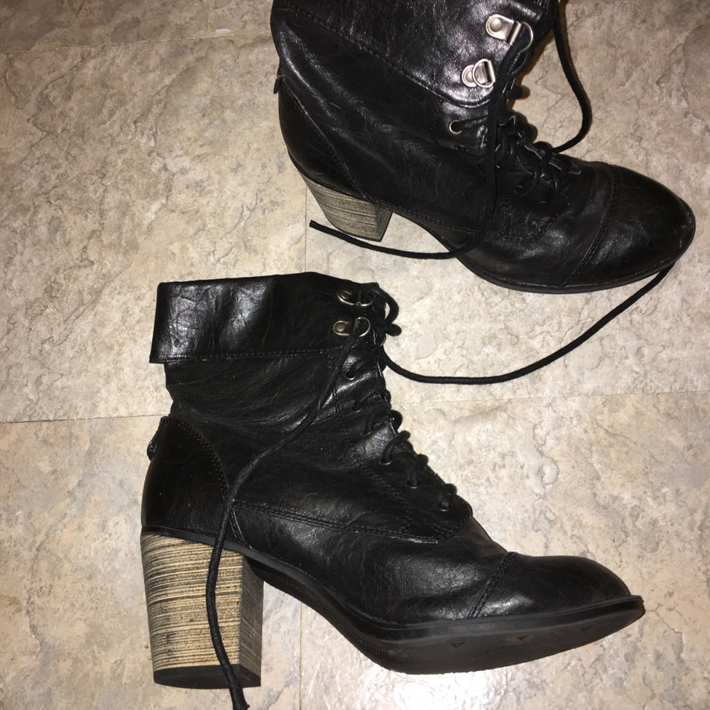 Black stacked heel pilot boots, size 9