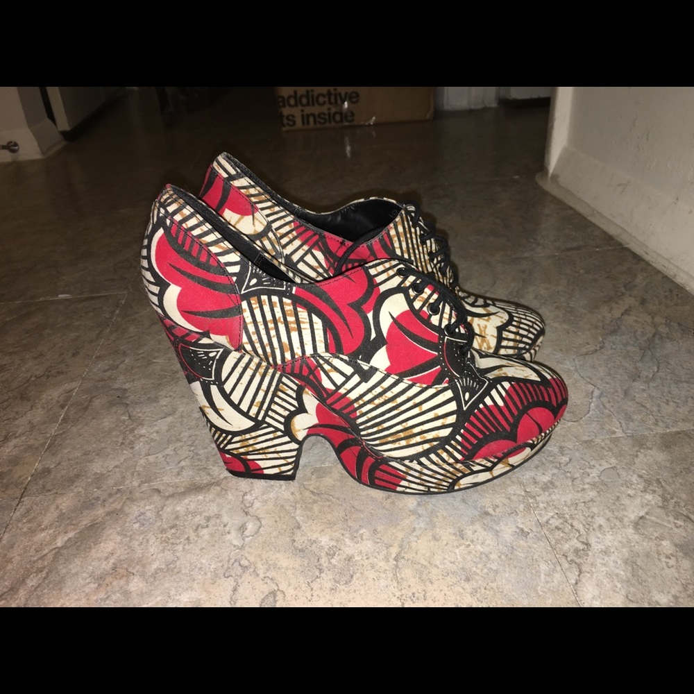 Graffiti platform heel
