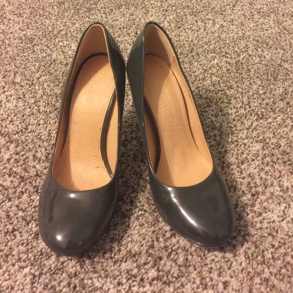 EUC Patent grey pumps