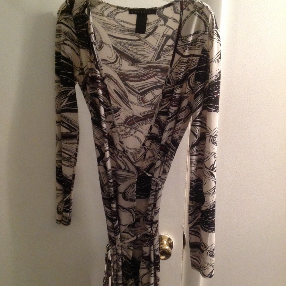 Parallel WRAP AROUND DRESS! - Picture 3 of 4