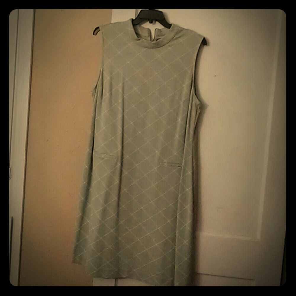 A sleeves crew neck.