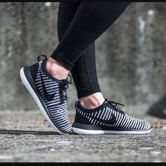 NEW Women's Nike Roshe Two Flyknit - Picture 8 of 8