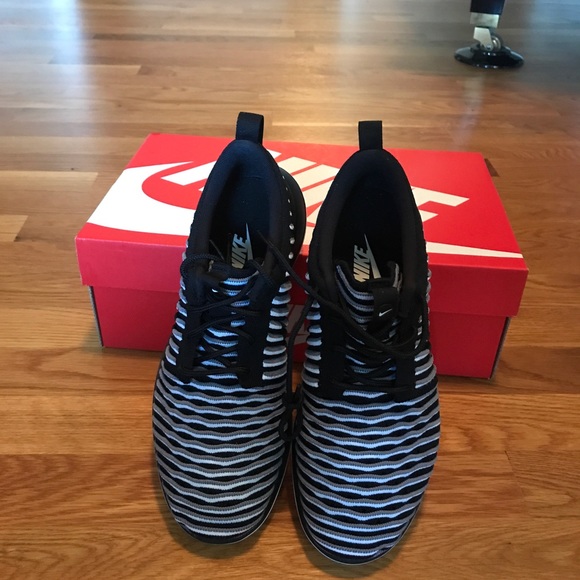 NEW Women's Nike Roshe Two Flyknit - Picture 4 of 8
